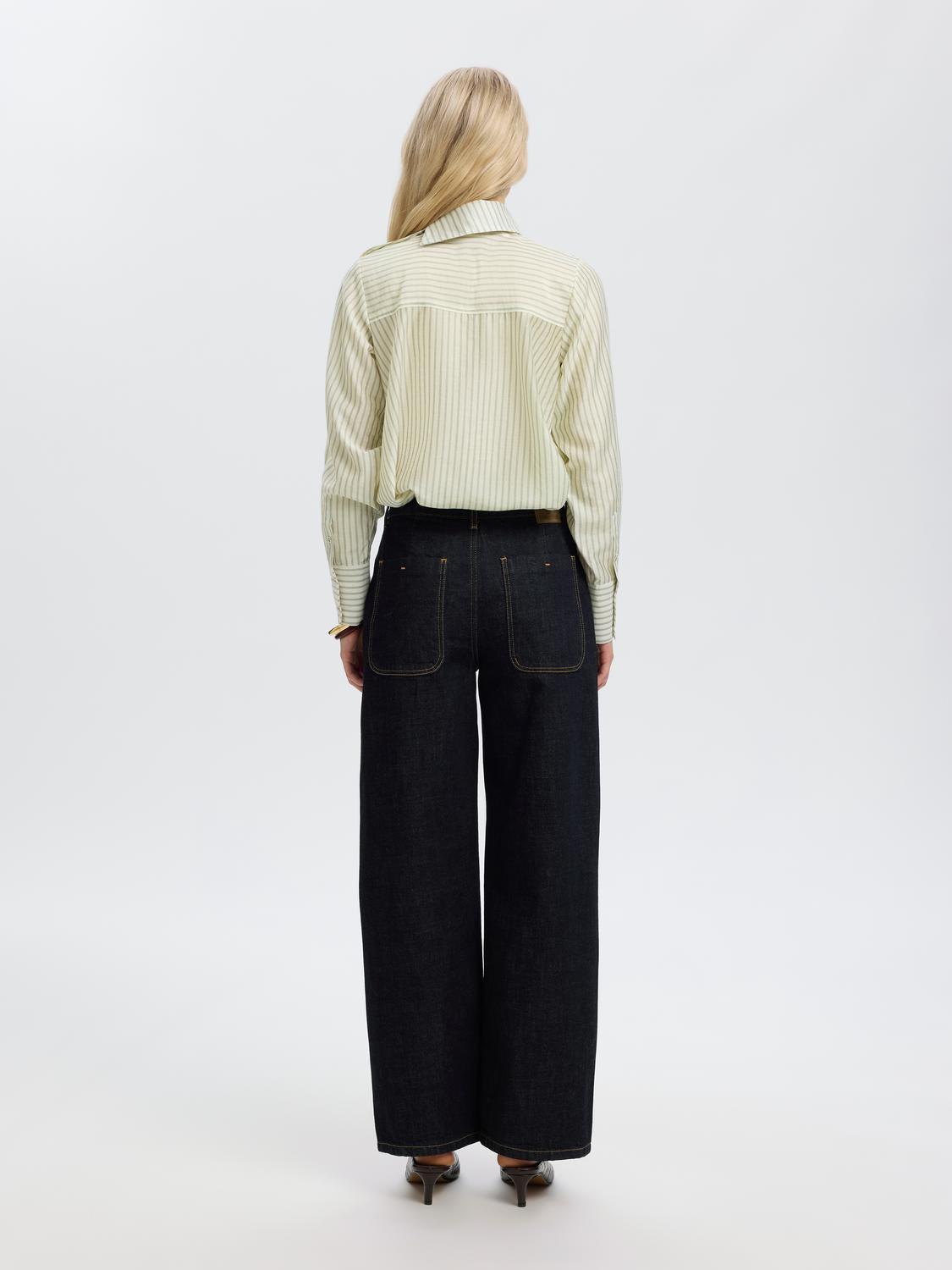 model_shot-back